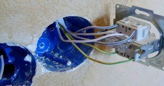 Монтаж проходного выключателя от 570 руб. в Заволжье